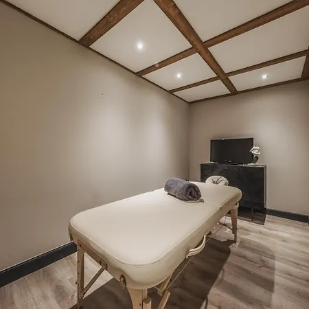 Artic - 5 Bedrooms - - 1550 *